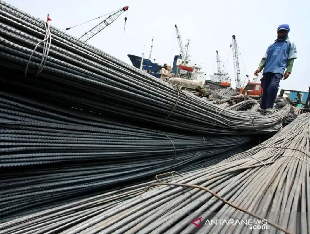 Pekerja melintasi kawat besi-baja di Pelabuhan Sunda Kelapa, Jakarta (Foto: Dok MI/Antara)