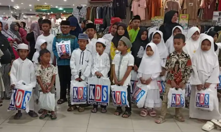 KDS Probolinggo menggelar santunan bagi 30 anak yatim piatu dalam rangka menyambut Ramadan 1447 Hijriah. Melalui program belanja bersama bernilai Rp250–300 ribu per anak, perusahaan menghadirkan kebahagiaan sekaligus membantu kebutuhan menjelang Idulfitri. Kegiatan rutin ini menjadi wujud kepedulian sosial perusahaan yang juga melibatkan partisipasi karyawan serta dukungan bagi para pendamping.