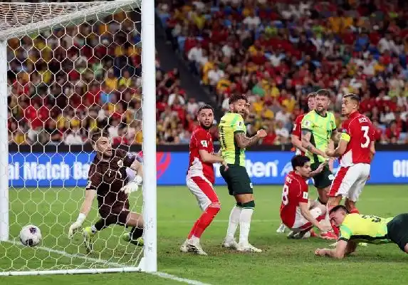 Pemain Australia Lewis Miller mencetak gol ke gawang Indonesia dalam pertandingan Grup C babak ketiga Kualifikasi Piala Dunia 2026 di Stadion Allianz Stadium, Sydney, Australia, 20 Maret 2025.