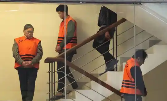 Direktur Utama PT Inhutani V Dicky Yuana Rady, Staf Perizinan PT SB Group Aditya dan Direktur Paramitra Mulia Langgeng Djunaidi mengenakan rompi tahanan KPK (Foto: Dok MI/Aswan)