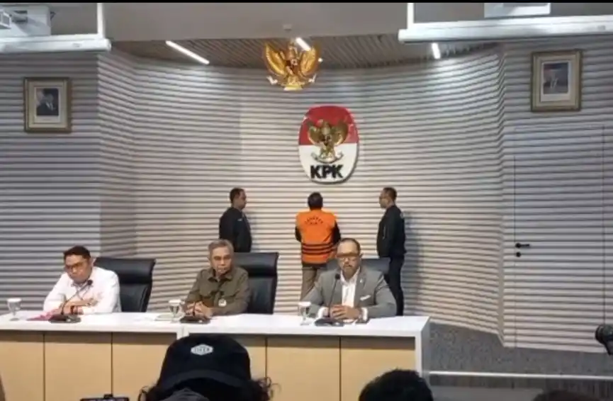 Hasto yang mengenakan rompi tahanan oranye serta tangan terborgol juga sempat ditampilkan saat konferensi pers, Kamis (20/2/2025) (Foto: Dok MI/Aswan)