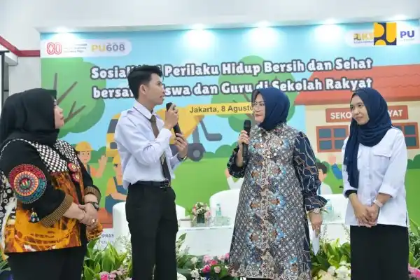 Penasihat DWP Kementerian PU  Irma Dody Hanggodo tengah berbincang dengan siswa Sekolah Rakyat Menengah Pertama (SRMP) 6 Handayani di Bambu Apus, Jakarta Timur, Jumat (8/8).