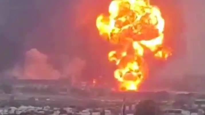 Israel serang Yaman, Fasilitas minyak dirudal (Tangkapan Layar Video Reuters)