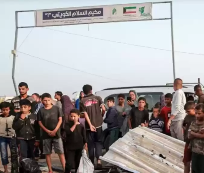 Warga Palestina melihat kehancuran tenda-tenda pengungsi pasca serangan Israel terhadap kamp pengungsi di Rafah, Jalur Gaza, Senin, 27 Mei 2024, yang menewaskan sedikitnya 45 orang.