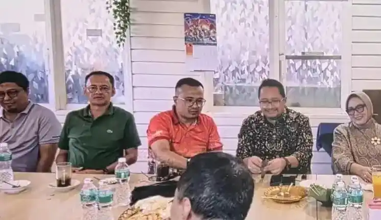 Lala Muldi Darmawan (LMD) alias Clara Hertina, istri Direktur Kepatuhan dan Manajemen Risiko PT Jasa Raharja (HMD) turut hadir dalam sebuah pertemuan (Foto: IG @nengciqoq)