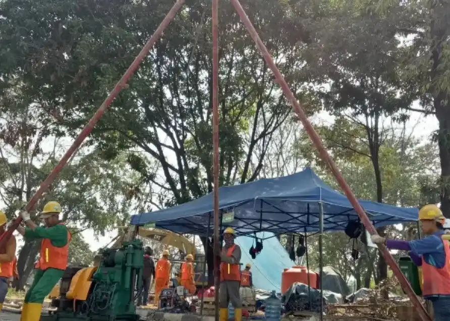 Kontraktor ITF (Intermediate Treatment Facility) Sunter melakukan pengetesan tanah di lahan ITF Sunter, Jakarta Utara.