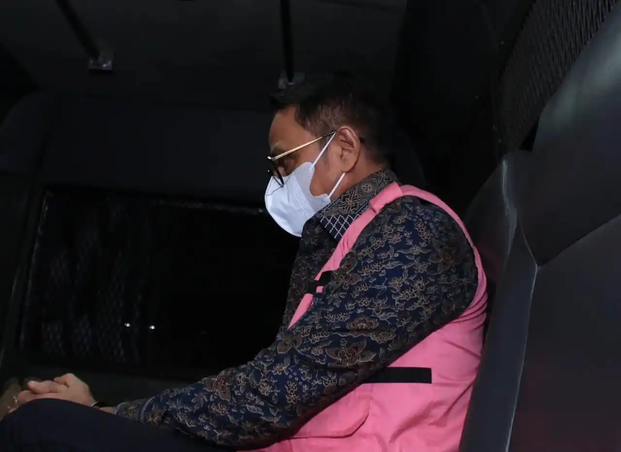 Direktur Utama PT Perkebunan Nusantara (PTPN) II periode 2020-2023 Irwan Peranginangin (IP) siap dijebloskan ke sel tahanan Kejati Sumut, Jumat (7/11/2025) (Foto: Dok MI/Adelio Pratama)