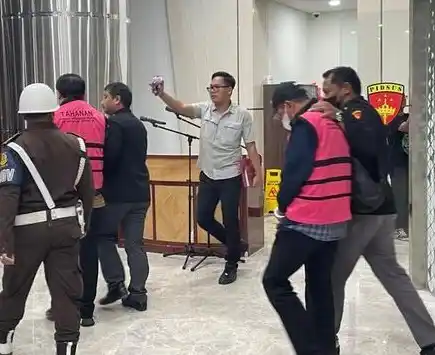 Para tersangka digiring masuk ke mobil tahanan Kejagung (Foto: Dok MI/Istimewa)