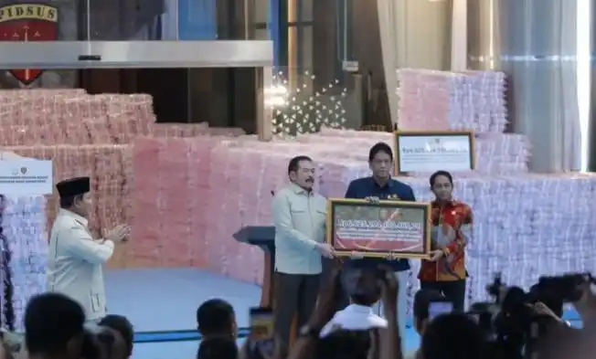 Jaksa Agung ST Burhanuddin menyerahkan secara simbolis uang Rp 6,6 triliun hasil penyelamatan keuangan negara dan hasil denda administratif kepada Menteri Keuangan Purbaya Yudhi Sadewa dalam konferensi pers di Gedung Pidsus Kejaksaan Agung, Jakarta, Rabu (24/12/2025).
