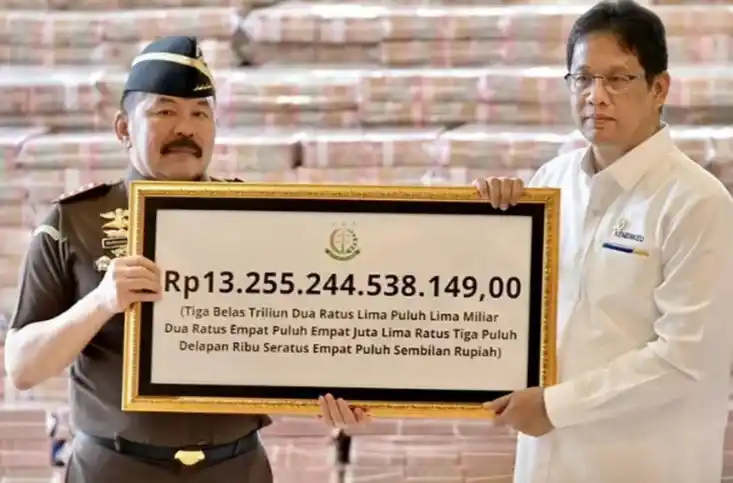 Jaksa Agung Sanitiar Burhanuddin secara resmi menyerahkan uang hasil sitaan kasus korupsi ekspor Crude Palm Oil (CPO) senilai Rp13,2 triliun kepada Menteri Keuangan Purbaya Yudhi Sadewa di Gedung Kejaksaan Agung, Jakarta Selatan, Senin (20/10/2025). (Foto: Dok MI)