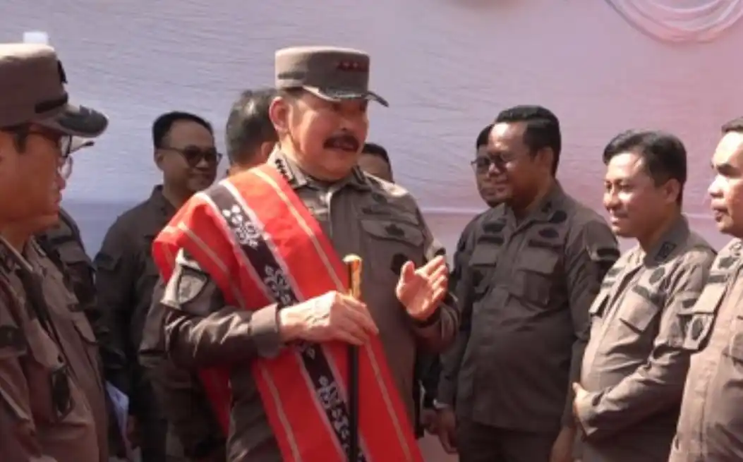 Jaksa Agung Sanitiar Burhanuddin melakukan kunjungan kerja ke kota Ambon, Maluku, Kamis (30/10/2025). Dalam kunjungan kerja tersebut, Jaksa Agung menginstruksikan jajaran Kejaksaan Tinggi dan Kejaksaan Negeri di Maluku untuk segera menuntaskan berbagai permasalahan hukum yang yang belum terselesaikan demi memberikan kepastian hukum kepada masyarakat.