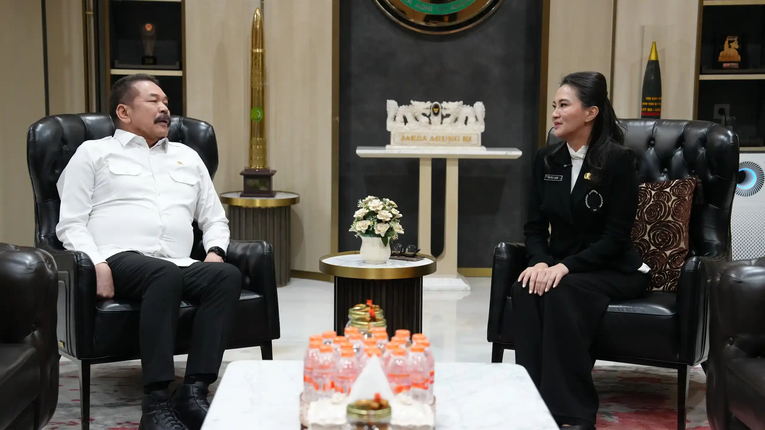 Jaksa Agung ST Burhanuddin menerima kunjungan Gubernur Maluku Utara Sherly Tjoanda pada Kamis 12 Juni 2025 di Gedung Utama Kejaksaan Agung, Jakarta