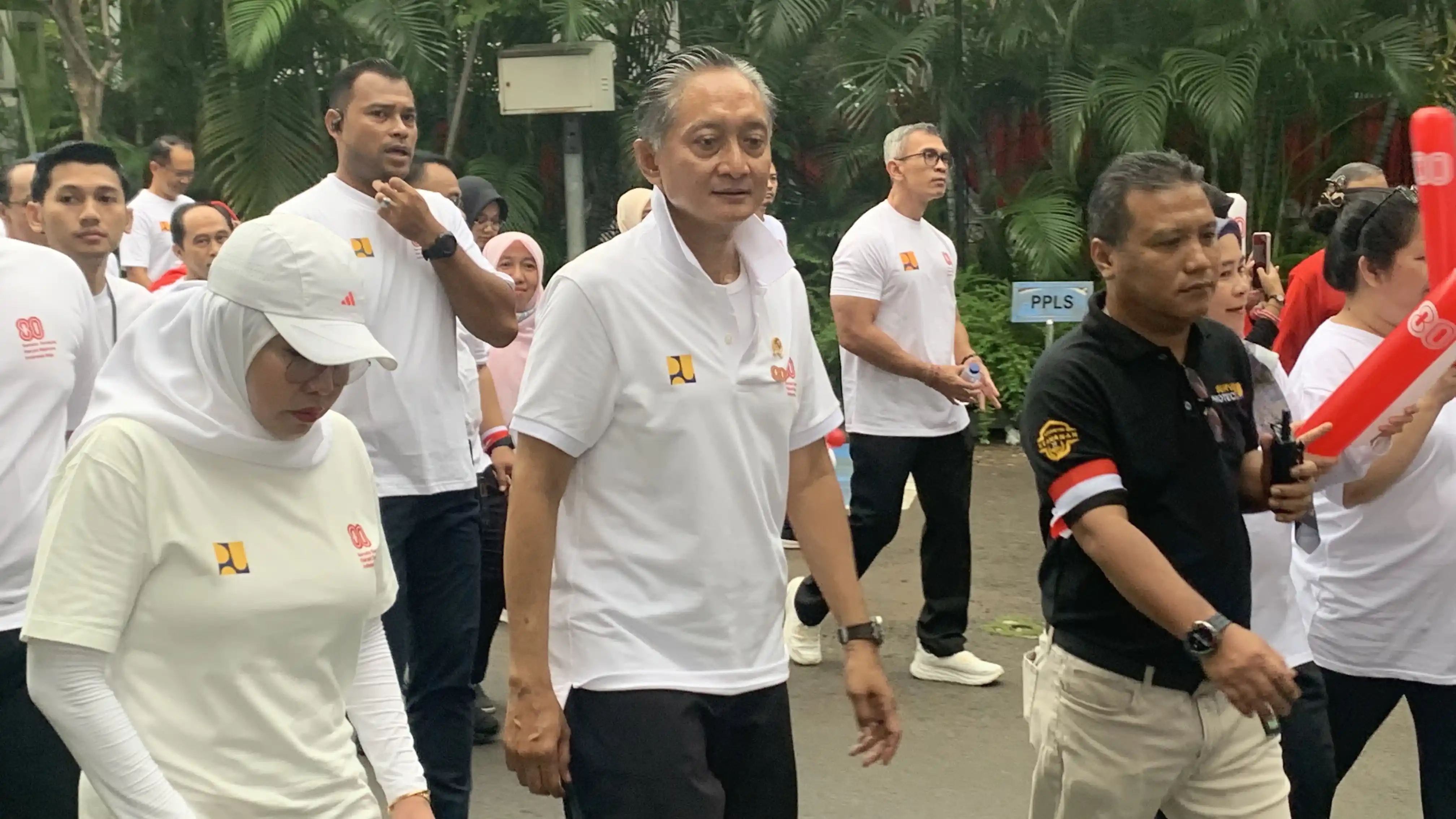 Menteri Pekerjaan Umum, Dody Hanggodo bersama seluruh pegawai Kementerian PU menggelar acara Jalan Sehat dalam rangka menyambut HUT RI ke-80 di Jakarta, Rabu (13/8).  (Foto: Zul Sikumbang)