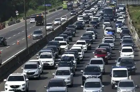 Contraflow diberlakukan di Jalan Tol Jakarta–Cikampek (Japek) Km 47–65 (Foto: Ist)