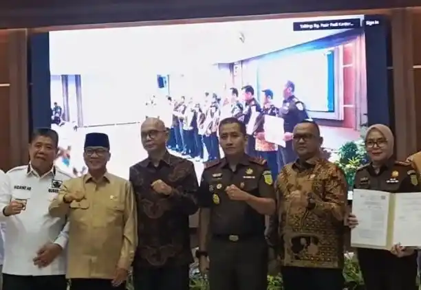 Jaksa Agung Muda Intelijen Kejaksaan Agung Republik Indonesia Reda Manthovani saat menyaksikan penandatangan nota kesepahaman bersama antara pemkab, pemkot dengan Kepala Kejari se-Kepulauan Babel di Pangkalpinang, Kamis (3/7/2025)