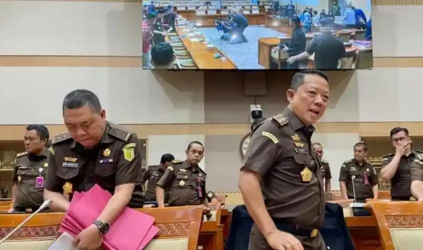 Febrie Adriansyah Jampidsus Kejagung (kanan) didampingi Abdul Qohar Direktur Penyidikan Jampidsus Kejagung (kiri), saat akan rapat dengar pendapat di Komisi III DPR RI, Rabu (5/3/2025)