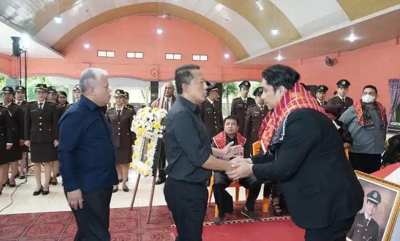 Jaksa Agung Muda Pidana Khusus, Febrie Adriansyah, menyampaikan dukacita mendalam saat penyerahan jenazah Almarhum Reynanda Primta Ginting kepada pihak keluarga, di Jambur Taras, Pancurbatu, Sabtu (5/7/2025).