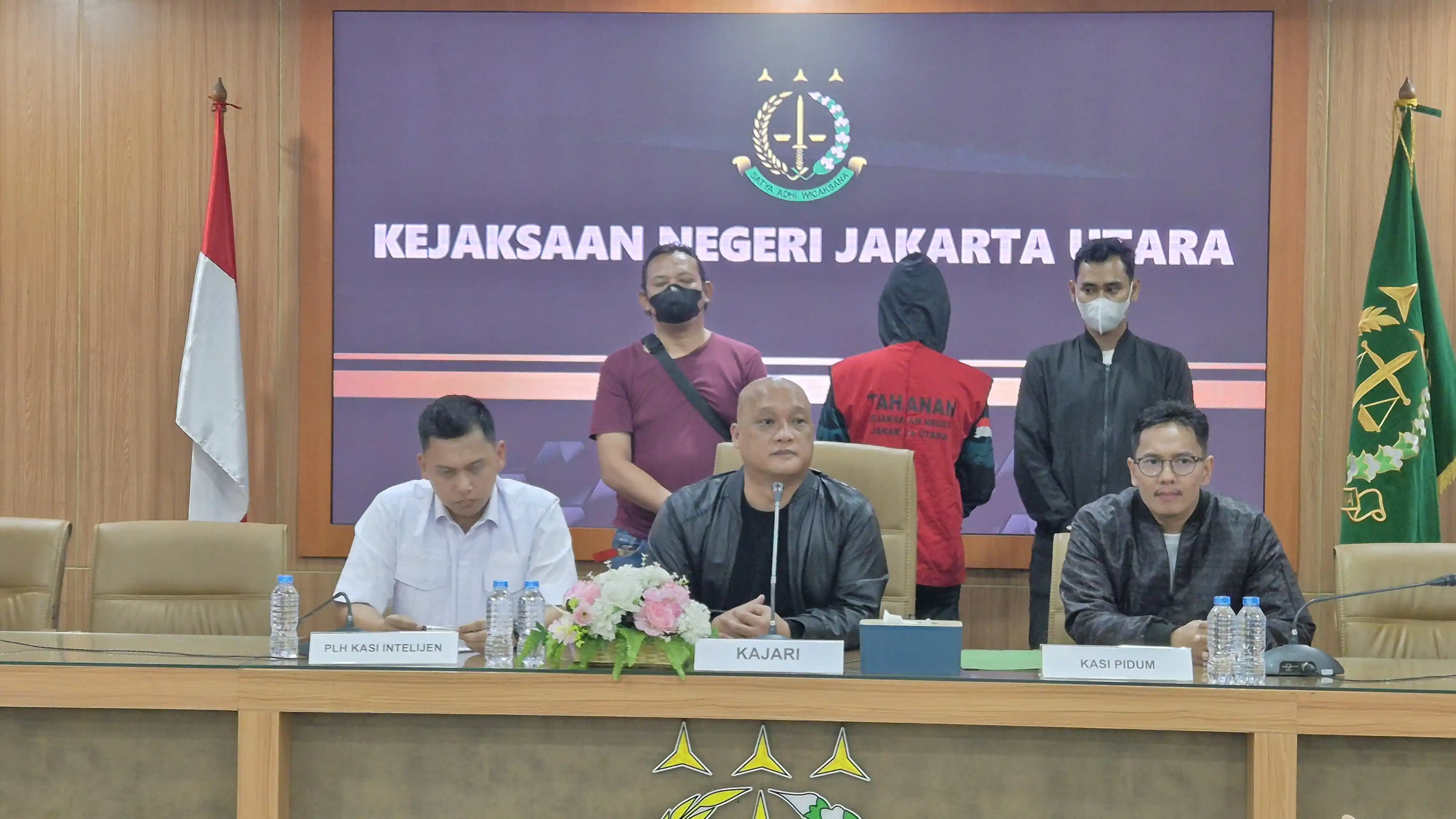 Kejaksaan Negeri Jakarta Utara menggelar konferensi pers pada Senin (12/5/2025) malam terkait penangkapan Januar Murdianto, terdakwa yang kabur dari Pengadilan Negeri Jakarta Utara pada Selasa (6/5/2025) lalu. Januar ditangkap pada Senin (12/5/2025) siang di wilayah Cikarang, Kabupaten Bekasi.