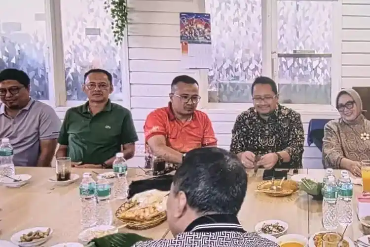 Lala Muldi Darmawan (LMD) alias Clara Hertina, istri Direktur Kepatuhan dan Manajemen Risiko PT Jasa Raharja (HMD) turut hadir dalam sebuah pertemuan (Foto: IG @nengciqoq)