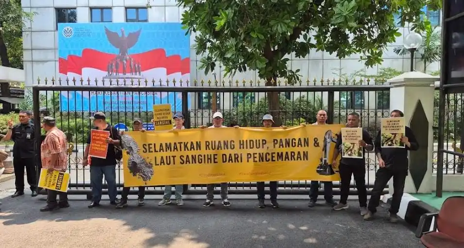 Jaringan Advokasi Tambang (Jatam), Greenpeace Indonesia, KontraS, Save Sangihe Ikekendage dan Diaspora Sangihe yang tergabung dalam Koalisi Save Sangihe Island melakukan aksi demonstrasi di depan kantor Kementerian Lingkungan Hidup (KLH) dan Kementerian Energi, dan Sumber Daya Mineral (ESDM), Rabu (8/10/2025).