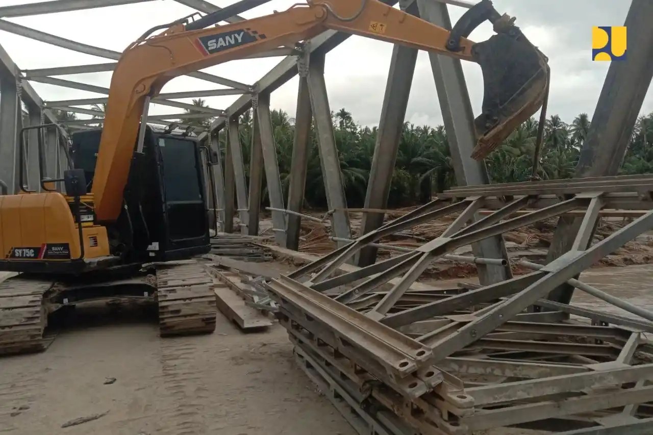 Kementerian PU mulai melakukan pemasangan jembatan Bailey sebagai solusi darurat untuk memulihkan konektivitas antar wilayah di Aceh