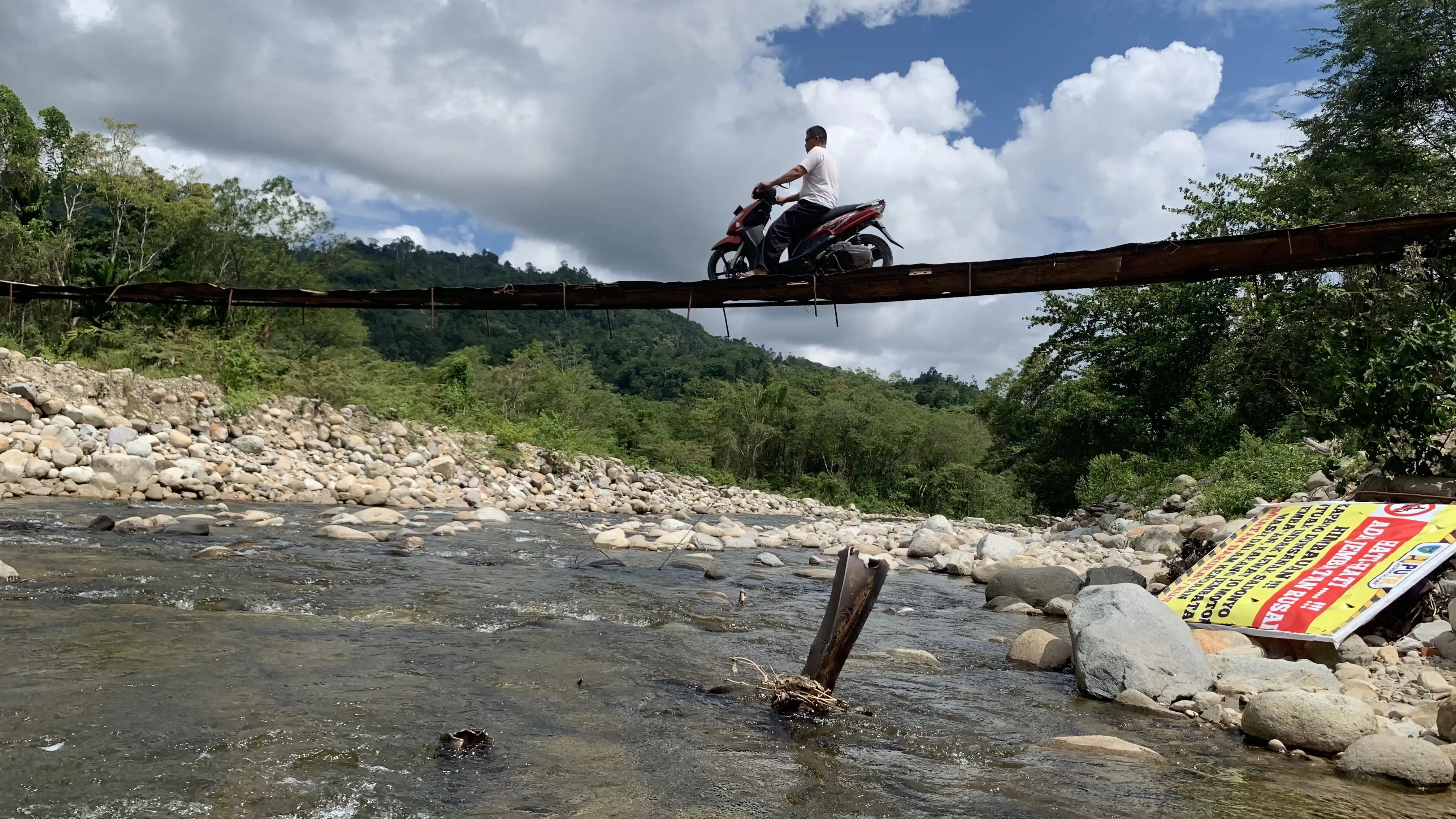 Pengendara sepeda motor melintasi jembatan gantung Koto Rawang, Kecamatan IV Jurai, Kab Pesisir Selatan (foto:Zul Sikumbang)