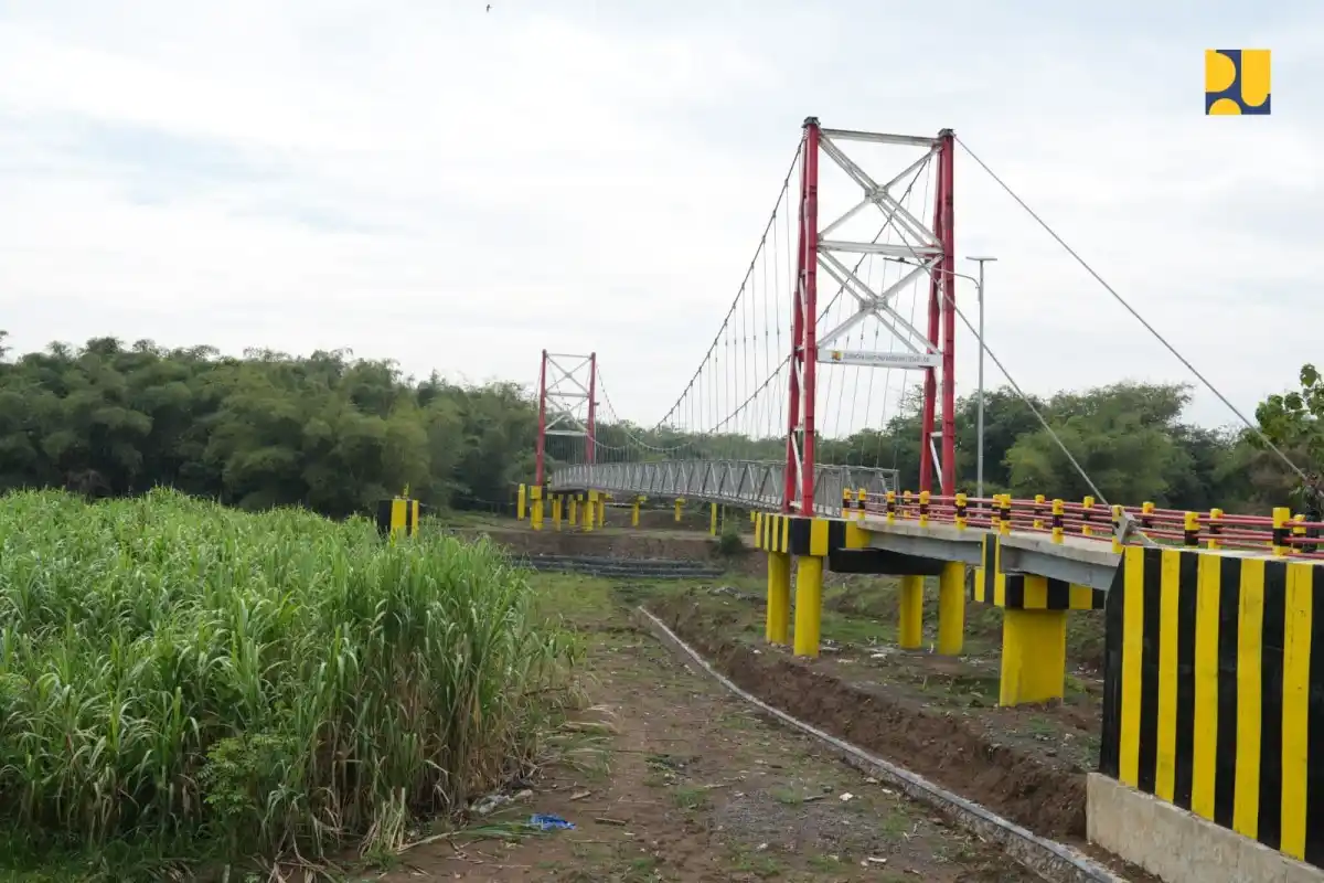 Jembatan Losari Lor dibangun diatas Sungai Cisanggarung dengan panjang bentang utama 100 meter. Jembatan ini menghubungkan Desa Babakan Losari Lor di Kabupaten Cirebon, Jawa Barat dengan Desa Babakan di Kabupaten Brebes, Jawa Tengah. (Foto: Dok/PU)