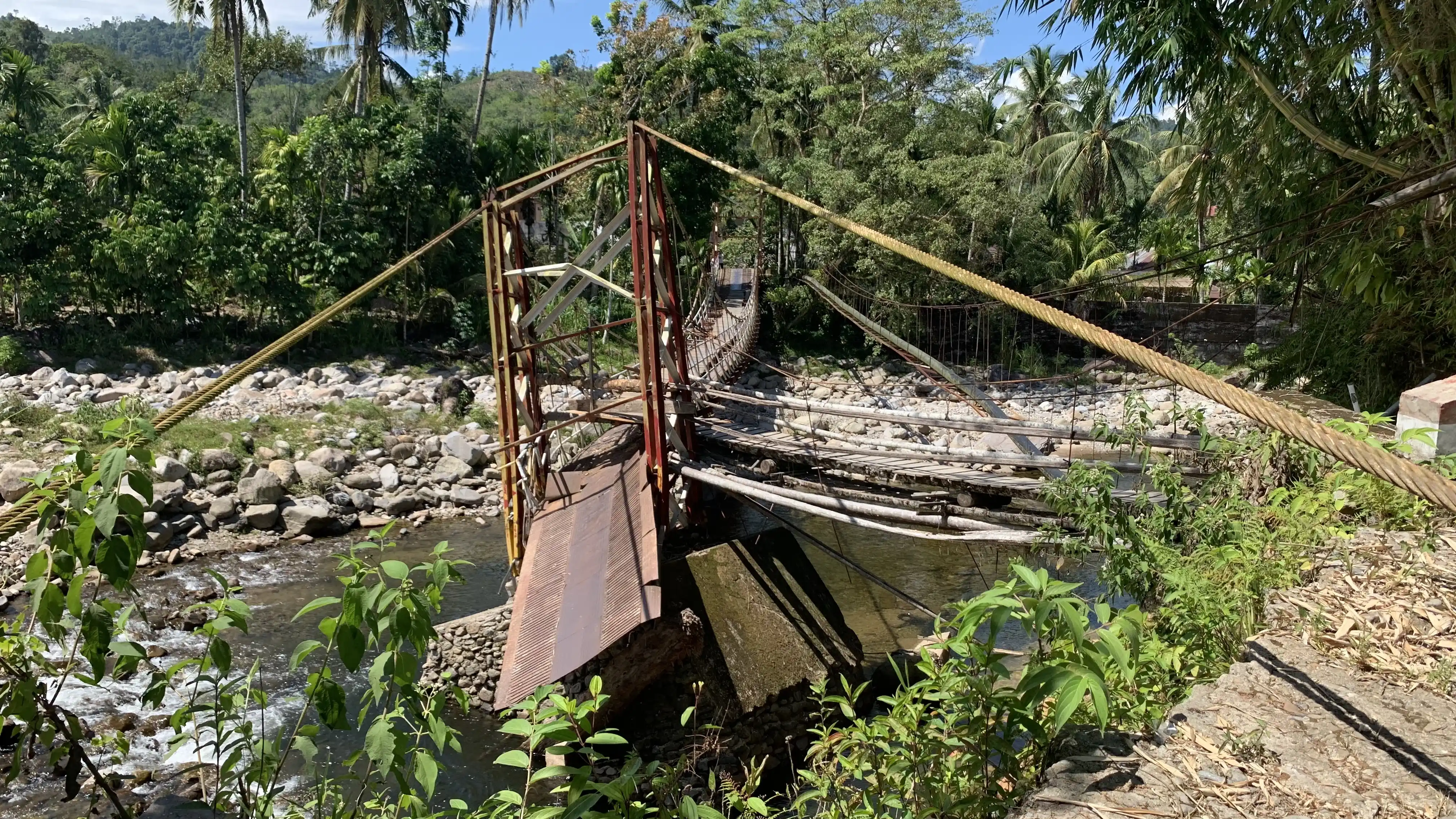 Kondisi jembatan gantung Limau Gadang, Nagari Lumpo, Kecamatan Koto XI Tarusan, Kabupaten Pesisir Selatan, Sumatera Barat (24/7). (Foto: Zul Sikumbang)
