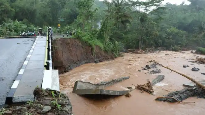Jembatan Terputus Akibat Banjir Sukabumi [Foto: Ist]