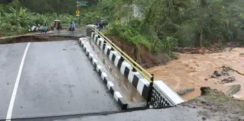 Jembatan Terputus Akibat Banjir Sukabumi [Foto: Ist]