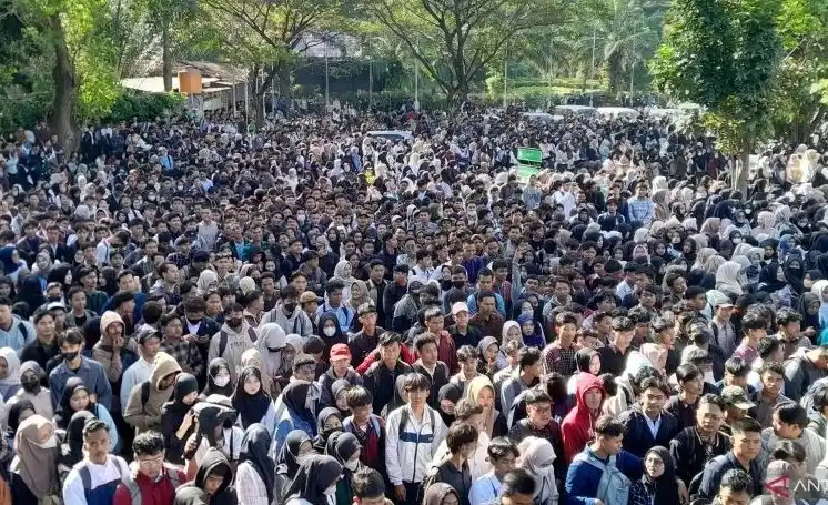 Ribuan pelamar kerja membanjiri gedung President University Convention Center Jababeka, Selasa (27/5/25) pagi kemarin. Mereka datang mengikuti “Job Fair Bekasi Pasti Kerja 2025” yang digelar Dinas Ketenagakerjaan Kabupaten Bekasi.