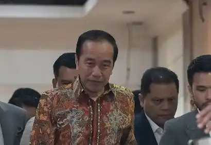 Presiden ke-7 Joko Widodo (kiri) berjalan keluar dari Gedung Direktorat Reserse Kriminal Umum Polda Metro Jaya, Jakarta, Rabu (30/4/2025)