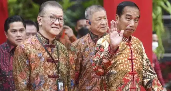 Joko Widodo (kanan) didampingi Ketua Pelaksana Perayaan Imlek Nasional 2023 Franky Oesman Widjaja (kedua kiri), Wakil Ketua Yayasan Buddha Tzu Chi Indonesia Sugianto Kusuma (kedua kanan), dan Menteri BUMN Erick Thohir (kiri) menghadiri Perayaan Imlek Nasional 2023 di Lapangan Banteng, Jakarta, Minggu (29/1/2023). Perayaan Imlek Nasional 2023 mengusung tema ''Bersyukur, Bangkit, dan Maju Bersama'' (Foto: Dok MI/Antara)
