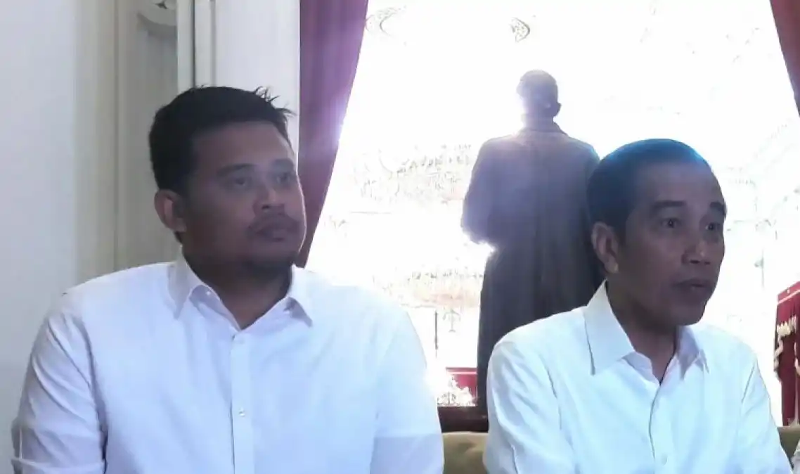 Joko Widodo (kanan) dan Bobby Nasution (kiri) (Foto: Dok MI/Ant)
