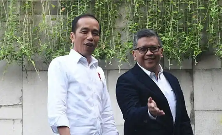 Joko Widodo dan Hasto Kristiyanto (Foto: Dok MI/Antara)