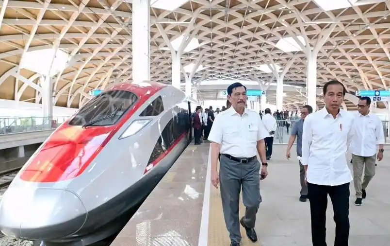 Presiden Joko Widodo alias Jokowi dan Luhut Binsar Panjdaitan menjajal naik Kereta Cepat Jakarta-Bandung (Foto: Dok MI/KAI)