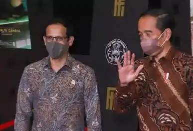Presiden Joko Widodo (kanan) ditemani Menteri Pendidikan dan Kebudayaan, Nadiem Makarim (Kiri) saat tiba di gelaran Festival Film Indonesia di JCC Senayan, Jakarta Pusat, Rabu (10/11/2021).
