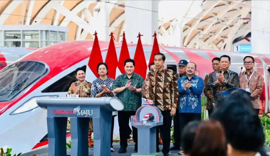 Presiden Jokowi meresmikan beroperasinya Kereta Cepat Jakarta-Bandung “Woosh” di Stasiun Halim, Jakarta Timur, Senin (10/2). (Foto: Courtesy/Biro Setpres)