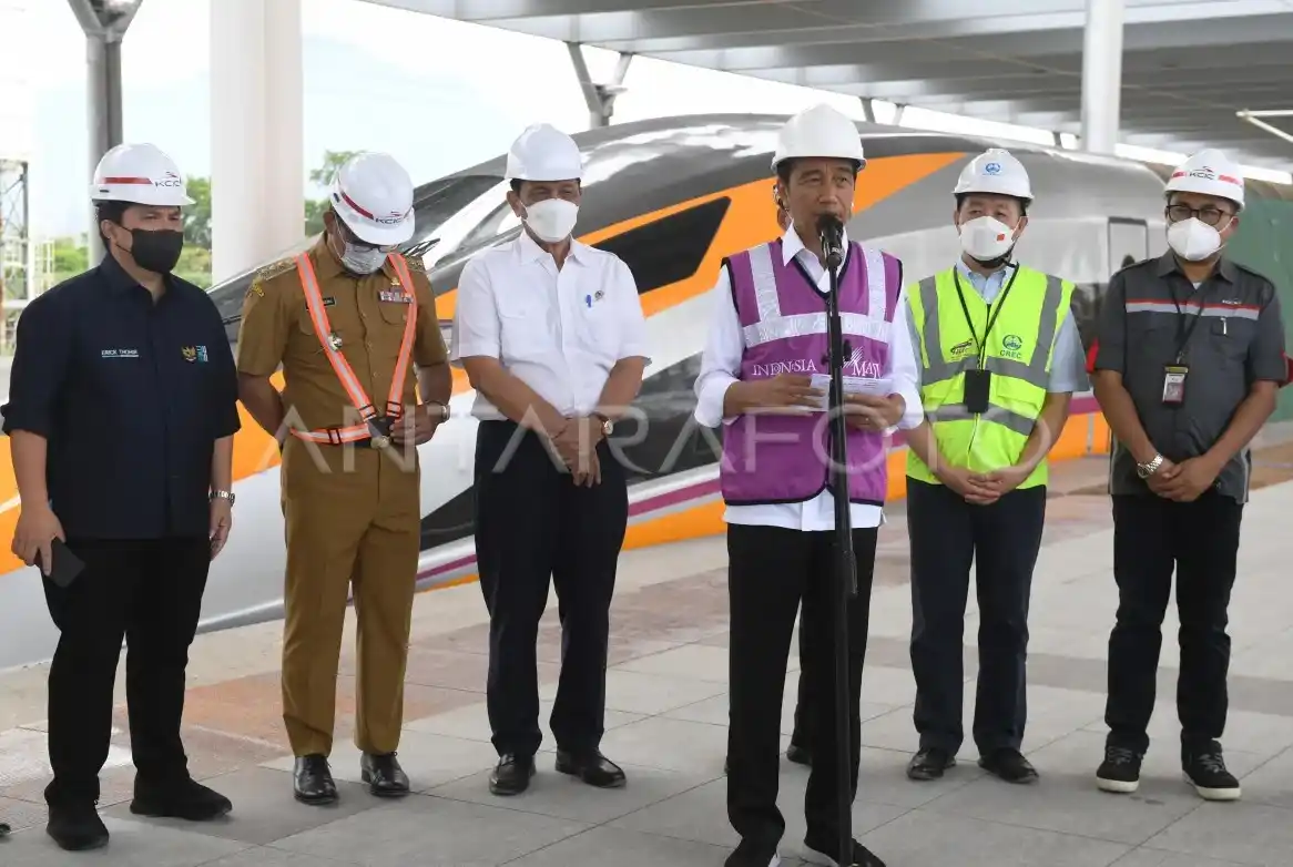 Presiden Joko Widodo (ketiga kanan) didampingi Menko Maritim dan Investasi Luhut Binsar Pandjaitan (ketiga kiri), Menteri BUMN Erick Thohir (kiri), Gubernur Jawa Barat Ridwan Kamil (kedua kiri) dan Direktur Utama PT Kereta Cepat Indonesia China (KCIC) Dwiyana Slamet Riyadi (kanan) memberikan keterangan kepada wartawan saat meninjau proyek Kereta Cepat Jakarta Bandung di Stasiun Tegalluar, Kabupaten Bandung, Jawa Barat, (13/10/2022). Progres pembangunan proyek Kereta Cepat Jakarta Bandung telah mencapai 88,8 persen dan direncanakan beroperasi pada Juli 2023.
