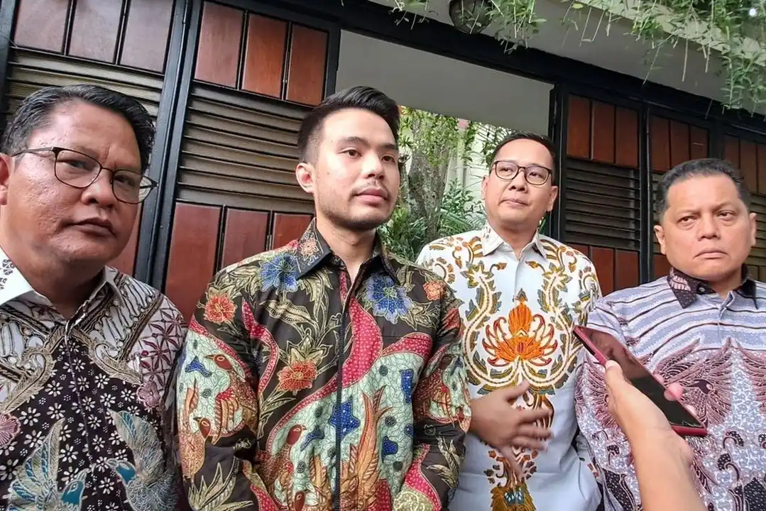 Yakub Hasibuan bersama Tim Kuasa Hukum Joko Widodo (Jokowi), setelah berkunjung dan menemui Presiden ke-7 Jokowi, di Jalan Kutai Utara, Kelurahan Sumber, Kecamatan Banjarsari, Kota Solo, Jawa Tengah (Jateng), Rabu (9/4/2025).