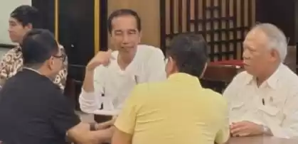 Presiden Joko Widodo (Jokowi) makan malam bersama para menteri di Mall Pentacity di kompleks BSB Kota Balikpapan, Provinsi Kalimantan Timur, Senin (3/6/2024) malam. [Foto: ANTARA]