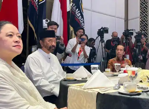 Ketua DPR RI Puan Maharani, Ketua Umum NasDem Surya Paloh (tengah), dan Presiden ke-7 RI Jokowi saat buka puasa bersama di Ballroom NasDem Tower, Jakarta, Jumat (21/3/2025). (Foto: Ant)