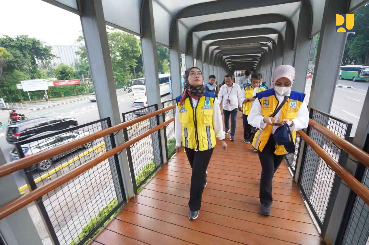 Pihak Kementerian Pekerjaan Umum tengah meninjau Jembatan Penyebrangan orang (JPO), Polda Metro Jaya yang selesai diperbaiki akibat aksi demo beberapa waktu lalu, Senin (8/9). (Foto: dok/MI/PU)