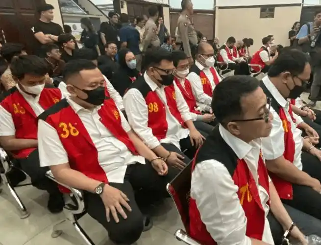Para terdakwa kasus situs judi daring (online/judol) Kementerian Komunikasi dan Digital (Komdigi) menghadiri sidang tuntutan di Pengadilan Negeri Jakarta Selatan, Jakarta, Rabu (23/7/2025). (Foto: Dok MI/Ant)