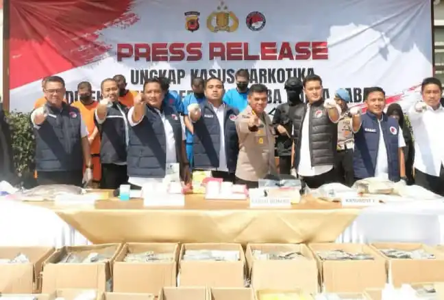 Kabid Humas Polda Jabar, Kombes Pol Hendra Rochmawan didampingi Direktur Reserse Narkoba, Kombes Pol Albert Raden Denny Sulistyo Nugroho beserta jajarannya saat konferensi pers di Mapolda Jabar, Kamis (31/7/2025). (Foto: Ist)