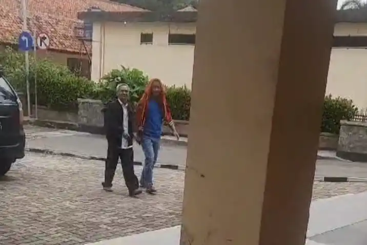 Kades Bunder TMT memakai Jaket hitam di dampingi anggota Satreskrim Purwakarta. (Foto : Ist)