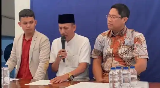 Kades Kohod, Arsin (Tengah) Akhirnya Muncul dan Minta Maaf (Foto: Repro)