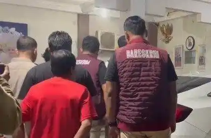 Mobil sedan berwarna putih yang terparkir di garasi rumah Kepala Desa atau Kades Kohod menjadi sorotan saat penyidik Bareskrim Polri melakukan penggeledahan terkait kasus pagar laut di Tangerang Banten, Senin (10/2/2025).