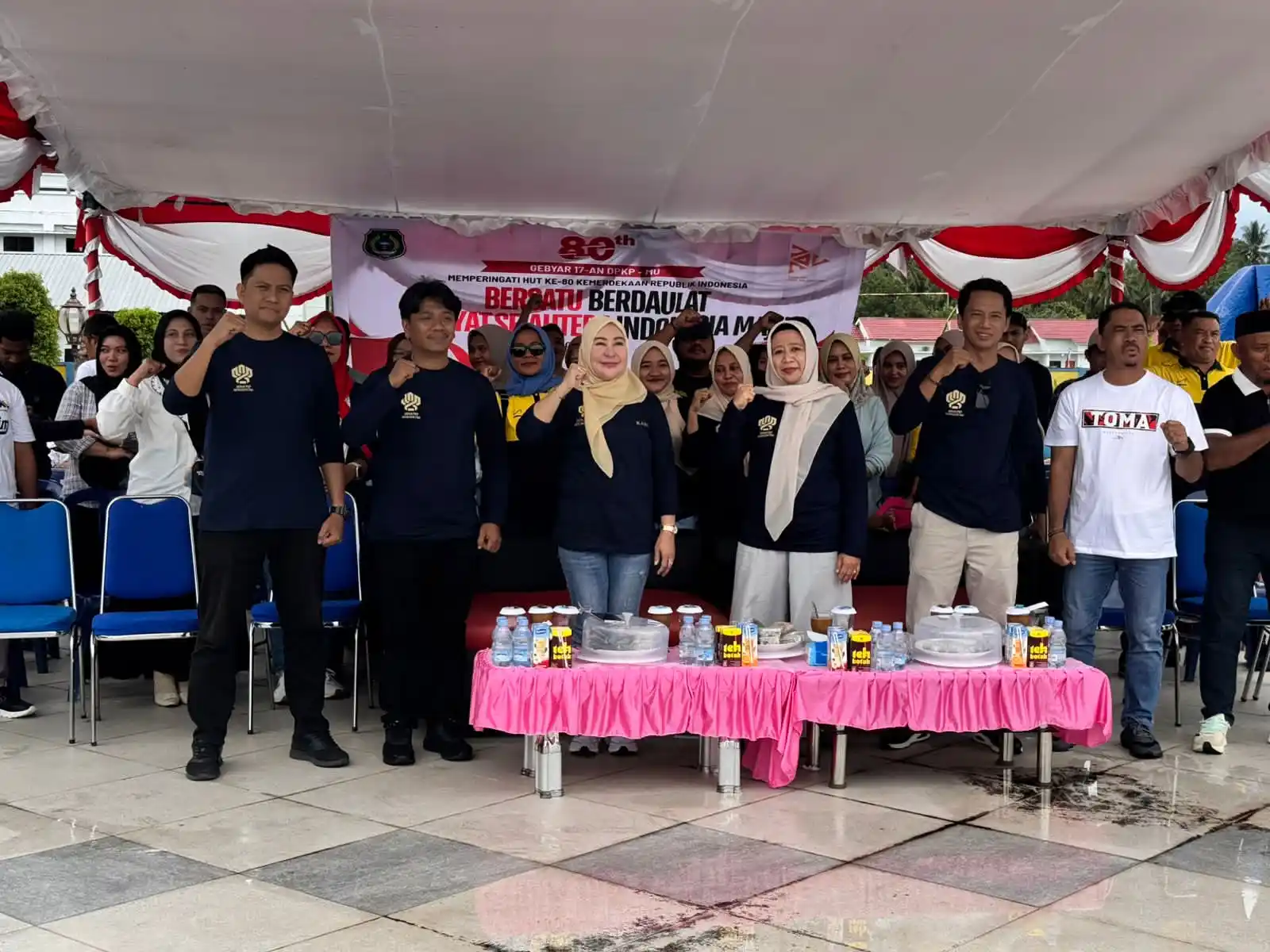 Kadis Perkim Malut Musrifah Alhadar berfoto bersama ASN usai membuka resmi rangkaian kegiatan HUT ke-80 RI di Sofifi, Rabu 13 Agustus 2025 (Foto: Dok MI).