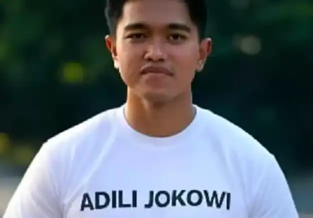 Di tengah marah tulisan yang diduga aspirasi masyarakat itu, putra bungsu Jokowi, yakni Kaesang Pangareb justru tampil dengan mengenakan kaos bertuliskan kata-kata yang sama. Foto Ketua umum PSI itu tampil dengan senyum sambil mengenakan kaos “Adili Jokowi.”